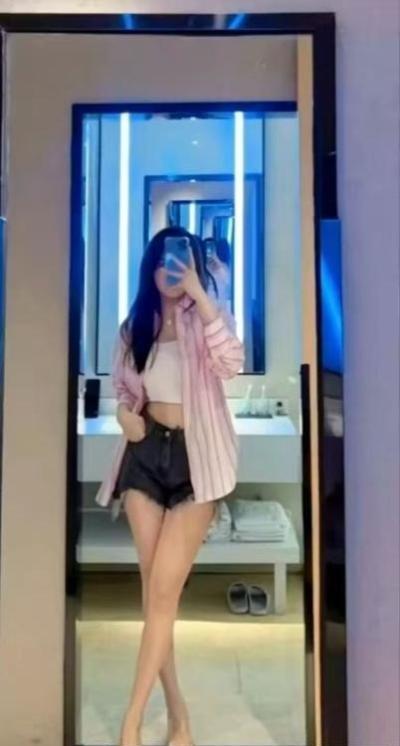 清秀美臀依依