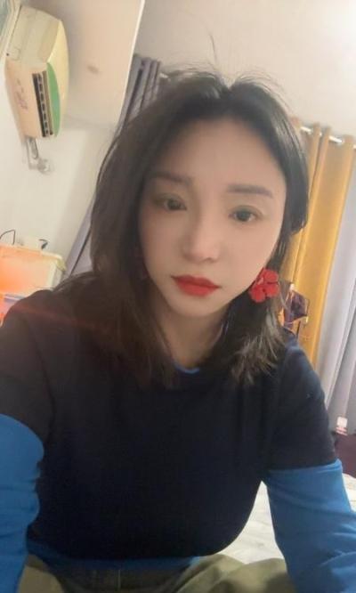 大胸眼镜骚妇