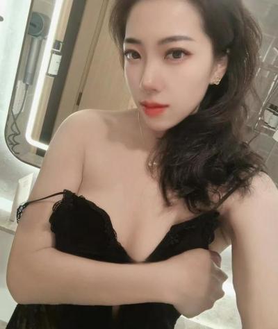 湿吻毒龙苗条小姐姐