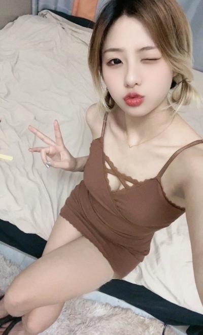 包河皮肤很白性感可爱的小姐姐